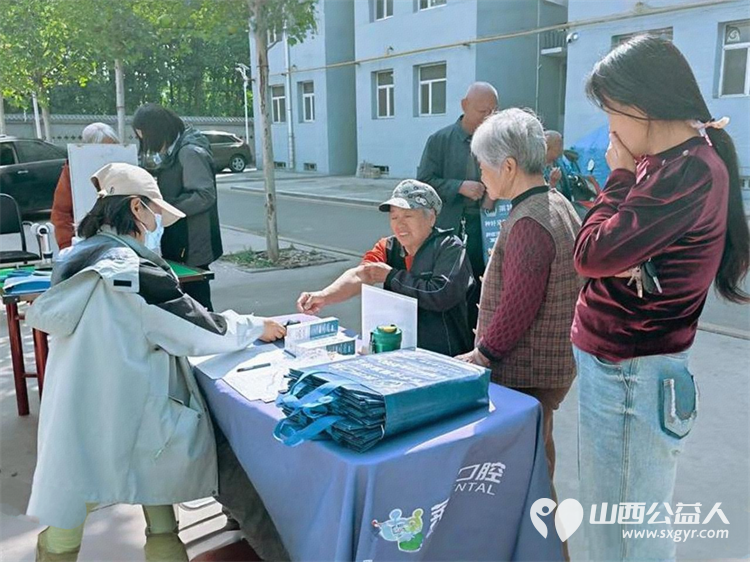 介休市敬老协会敬老爱老助老活动2026年4月25日走进张兰镇石场坊村在石场坊社区党群服务中心为老人理发体检 - 第15张