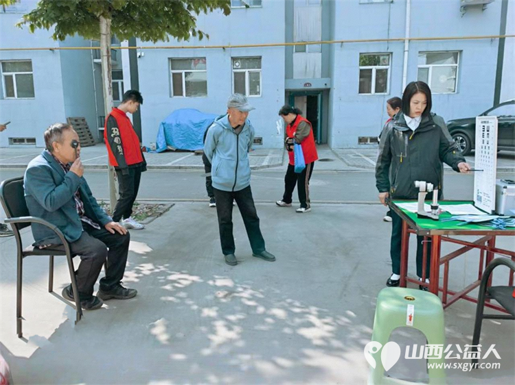 介休市敬老协会敬老爱老助老活动2026年4月25日走进张兰镇石场坊村在石场坊社区党群服务中心为老人理发体检 - 第14张
