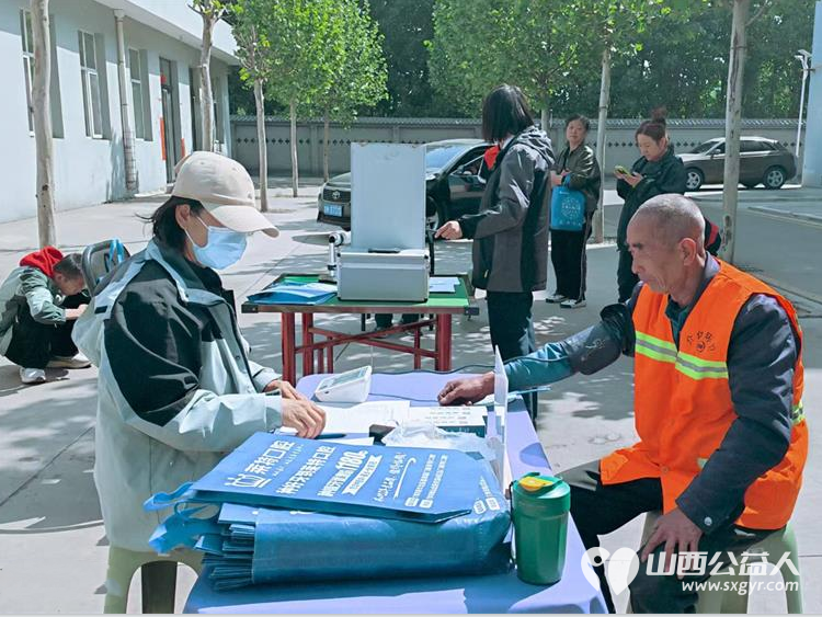 介休市敬老协会敬老爱老助老活动2026年4月25日走进张兰镇石场坊村在石场坊社区党群服务中心为老人理发体检 - 第10张