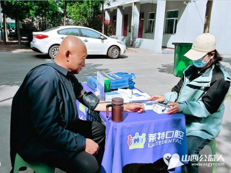 介休市敬老协会敬老爱老助老活动2026年4月25日走进张兰镇石场坊村在石场坊社区党群服务中心为老人理发体检 - 第8张
