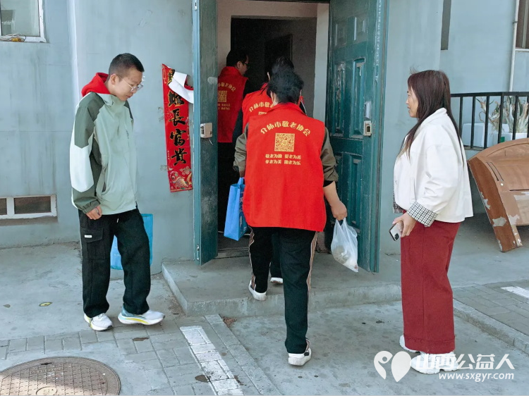 介休市敬老协会志愿者走进张兰镇石场坊村入户80岁特困王成耀老人家中为老人打扫室内外卫生做饭包饺子 - 第3张