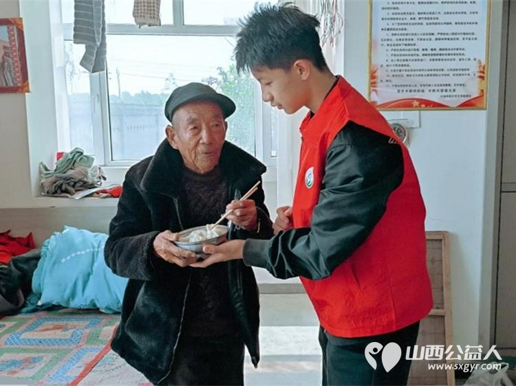 介休市敬老协会志愿者走进张兰镇石场坊村入户80岁特困王成耀老人家中为老人打扫室内外卫生做饭包饺子 - 第8张