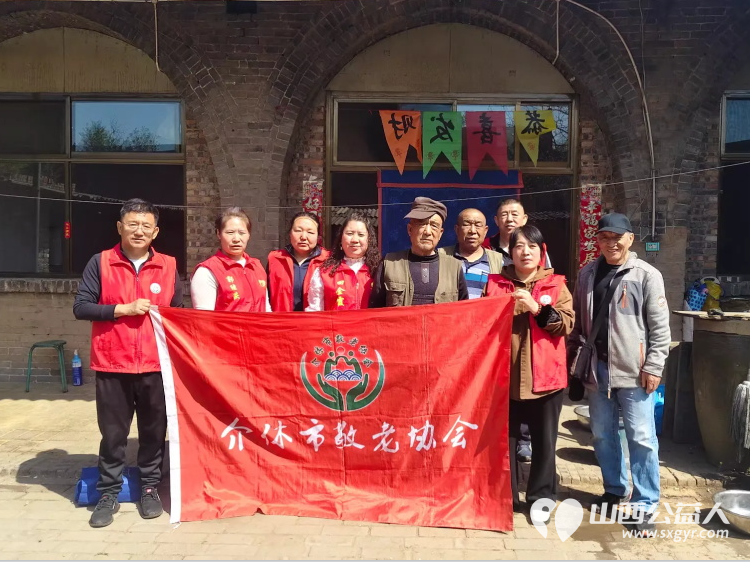 介休市敬老协会志愿者走进张兰镇孙村入户81岁特困梁运华老人家中为老人打扫室内外卫生理发做饭包饺子 - 第1张