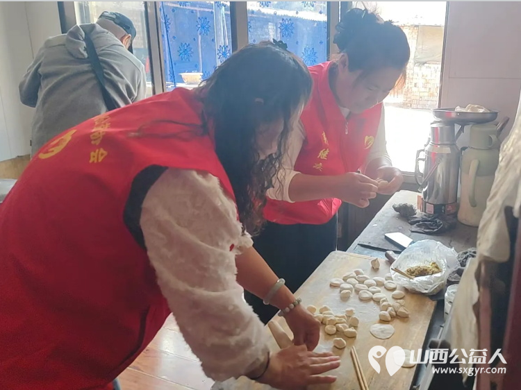 介休市敬老协会志愿者走进张兰镇孙村入户81岁特困梁运华老人家中为老人打扫室内外卫生理发做饭包饺子 - 第4张