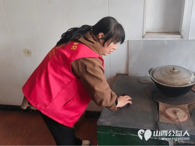 介休市敬老协会志愿者走进张兰镇孙村入户81岁特困梁运华老人家中为老人打扫室内外卫生理发做饭包饺子 - 第8张