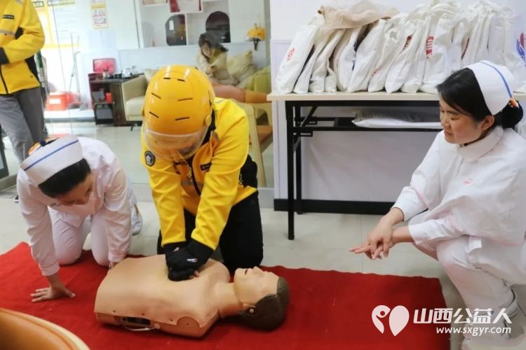 守护生命线活动走进美团站点----盐湖区志愿者协会为外卖骑手送去急救与健康课让穿行在城市脉络上的劳动者多一份安全保障 - 第4张