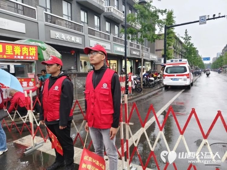 风雨坚守维护出行志愿暖心乐享尧都 假日临汾临汾市文明交通志愿者护交通保平安雨中街头闪烁着那片耀眼的志愿红 - 第4张