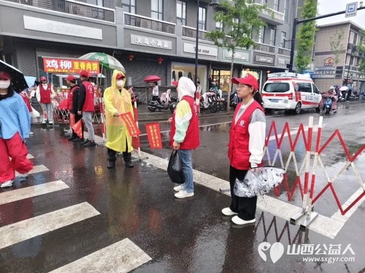 风雨坚守维护出行志愿暖心乐享尧都 假日临汾临汾市文明交通志愿者护交通保平安雨中街头闪烁着那片耀眼的志愿红 - 第6张