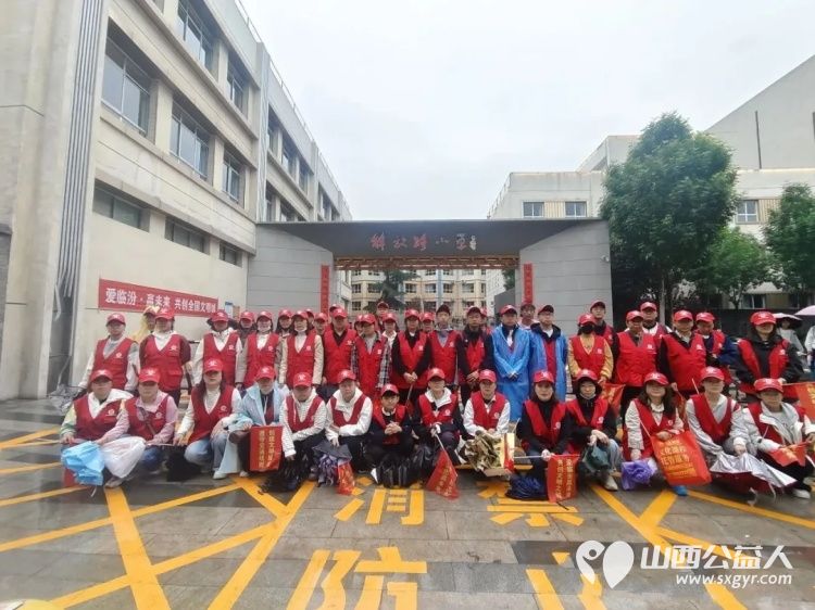 风雨坚守维护出行志愿暖心乐享尧都 假日临汾临汾市文明交通志愿者护交通保平安雨中街头闪烁着那片耀眼的志愿红 - 第1张
