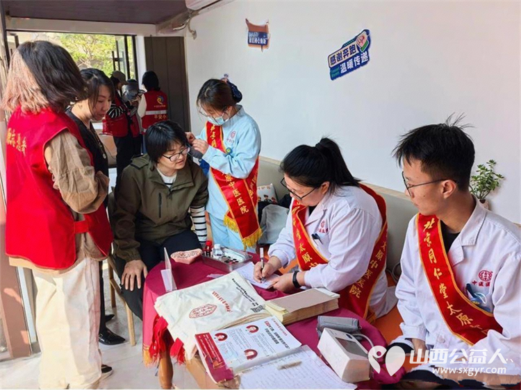 庆五一情暖新就业零距离爱献劳动者 太原市文华苑社区党委依托暖新驿站集中开展了庆五一活动为新就业群体提供免费义诊免费贴膜反诈宣传等一站式暖心服务活动 - 第2张