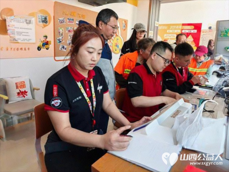 庆五一情暖新就业零距离爱献劳动者 太原市文华苑社区党委依托暖新驿站集中开展了庆五一活动为新就业群体提供免费义诊免费贴膜反诈宣传等一站式暖心服务活动 - 第3张