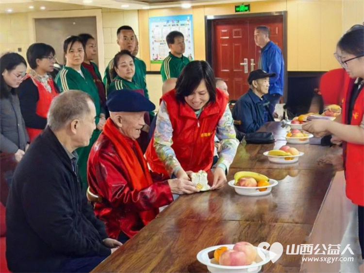 汇聚太钢志愿情暖心相伴敬老行 太原市志愿者小分队太钢志愿者在享堂老年公寓为百岁老人过了个超暖心的生日正是因为每个人的用心才让这个生日变得如此难忘 - 第16张