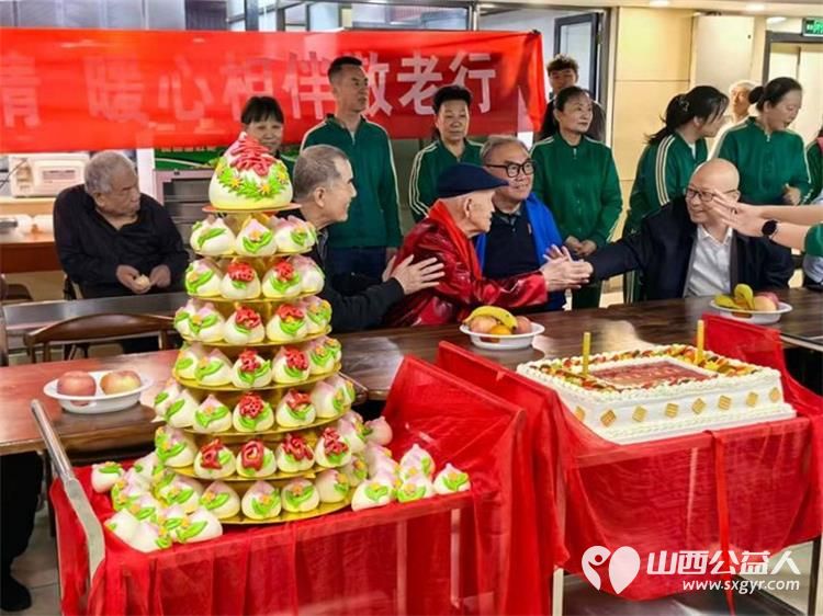 汇聚太钢志愿情暖心相伴敬老行 太原市志愿者小分队太钢志愿者在享堂老年公寓为百岁老人过了个超暖心的生日正是因为每个人的用心才让这个生日变得如此难忘 - 第2张