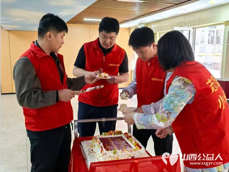 汇聚太钢志愿情暖心相伴敬老行 太原市志愿者小分队太钢志愿者在享堂老年公寓为百岁老人过了个超暖心的生日正是因为每个人的用心才让这个生日变得如此难忘 - 第9张