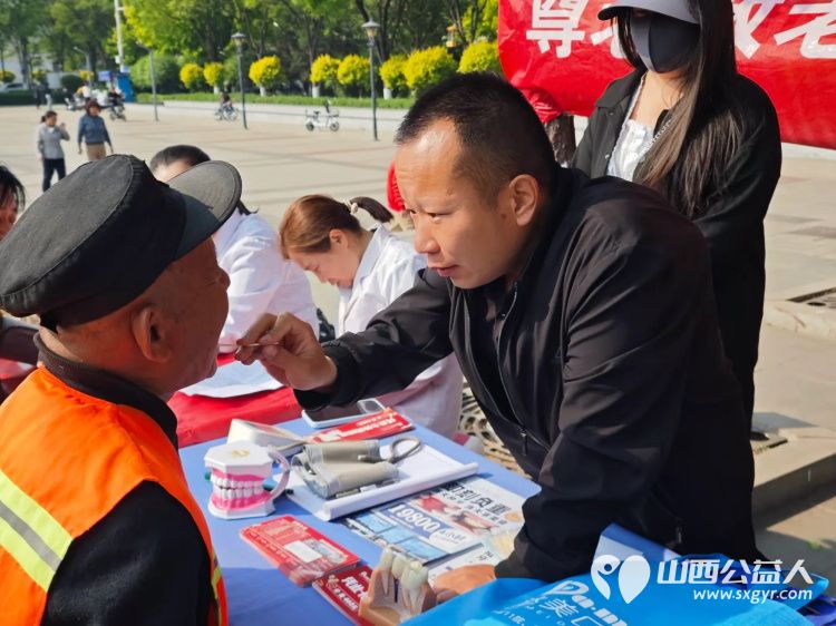 志愿服务进社区健康活动暖人心----介休市敬老协会志愿者2026年4月29日走进介休市北关街道北大街社区(后土庙广场)为所有老人爱心理发、义诊…… - 第55张 - 山西公益人 志愿服务进社区健康活动暖人心----介休市敬老协会志愿者2026年4月29日走进介休市北关街道北大街社区(后土庙广场)为所有老人爱心理发、义诊…… - 第55张