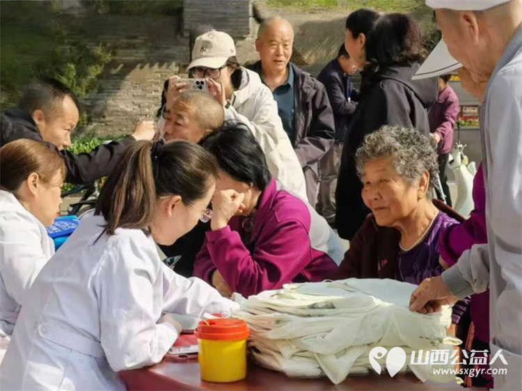 志愿服务进社区健康活动暖人心----介休市敬老协会志愿者2026年4月29日走进介休市北关街道北大街社区(后土庙广场)为所有老人爱心理发、义诊…… - 第54张 - 山西公益人 志愿服务进社区健康活动暖人心----介休市敬老协会志愿者2026年4月29日走进介休市北关街道北大街社区(后土庙广场)为所有老人爱心理发、义诊…… - 第54张