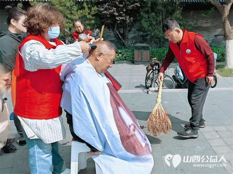 志愿服务进社区健康活动暖人心----介休市敬老协会志愿者2026年4月29日走进介休市北关街道北大街社区(后土庙广场)为所有老人爱心理发、义诊…… - 第26张 - 山西公益人 志愿服务进社区健康活动暖人心----介休市敬老协会志愿者2026年4月29日走进介休市北关街道北大街社区(后土庙广场)为所有老人爱心理发、义诊…… - 第26张