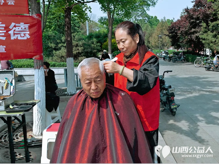 志愿服务进社区健康活动暖人心----介休市敬老协会志愿者2026年4月29日走进介休市北关街道北大街社区(后土庙广场)为所有老人爱心理发、义诊…… - 第27张 - 山西公益人 志愿服务进社区健康活动暖人心----介休市敬老协会志愿者2026年4月29日走进介休市北关街道北大街社区(后土庙广场)为所有老人爱心理发、义诊…… - 第27张