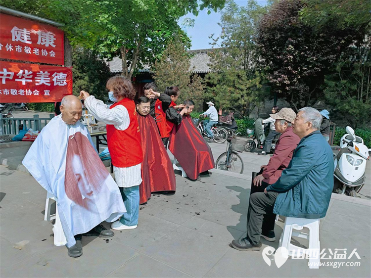 志愿服务进社区健康活动暖人心----介休市敬老协会志愿者2026年4月29日走进介休市北关街道北大街社区(后土庙广场)为所有老人爱心理发、义诊…… - 第16张 - 山西公益人 志愿服务进社区健康活动暖人心----介休市敬老协会志愿者2026年4月29日走进介休市北关街道北大街社区(后土庙广场)为所有老人爱心理发、义诊…… - 第16张