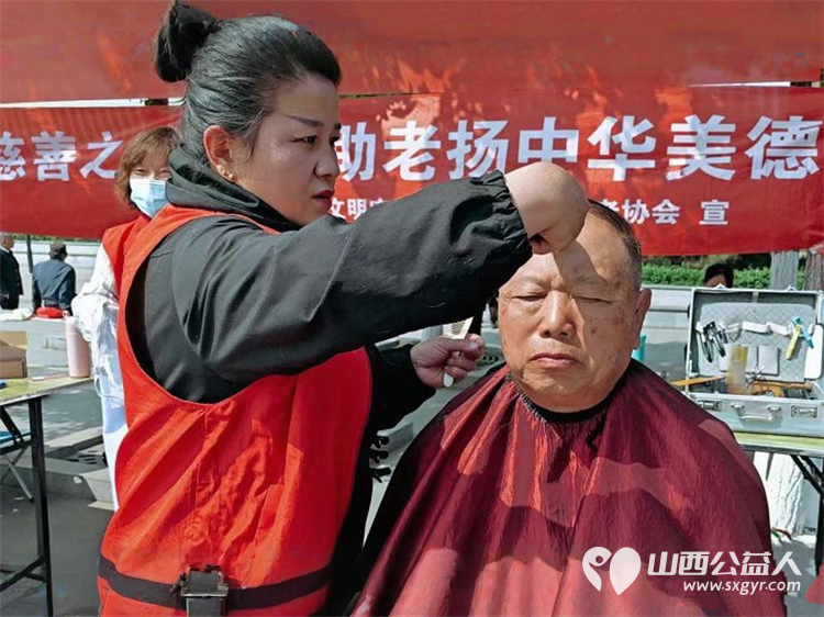 志愿服务进社区健康活动暖人心----介休市敬老协会志愿者2026年4月29日走进介休市北关街道北大街社区(后土庙广场)为所有老人爱心理发、义诊…… - 第18张 - 山西公益人 志愿服务进社区健康活动暖人心----介休市敬老协会志愿者2026年4月29日走进介休市北关街道北大街社区(后土庙广场)为所有老人爱心理发、义诊…… - 第18张