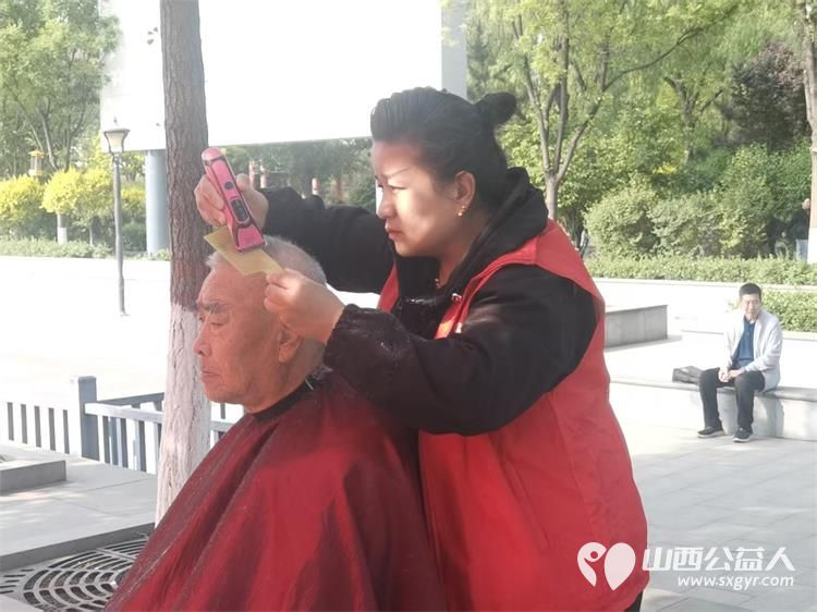 志愿服务进社区健康活动暖人心----介休市敬老协会志愿者2026年4月29日走进介休市北关街道北大街社区(后土庙广场)为所有老人爱心理发、义诊…… - 第9张 - 山西公益人 志愿服务进社区健康活动暖人心----介休市敬老协会志愿者2026年4月29日走进介休市北关街道北大街社区(后土庙广场)为所有老人爱心理发、义诊…… - 第9张
