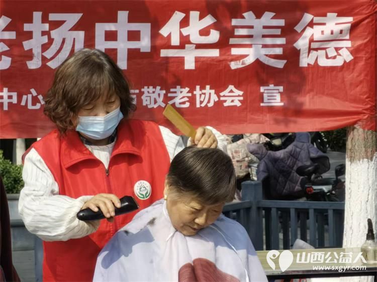 志愿服务进社区健康活动暖人心----介休市敬老协会志愿者2026年4月29日走进介休市北关街道北大街社区(后土庙广场)为所有老人爱心理发、义诊…… - 第14张 - 山西公益人 志愿服务进社区健康活动暖人心----介休市敬老协会志愿者2026年4月29日走进介休市北关街道北大街社区(后土庙广场)为所有老人爱心理发、义诊…… - 第14张
