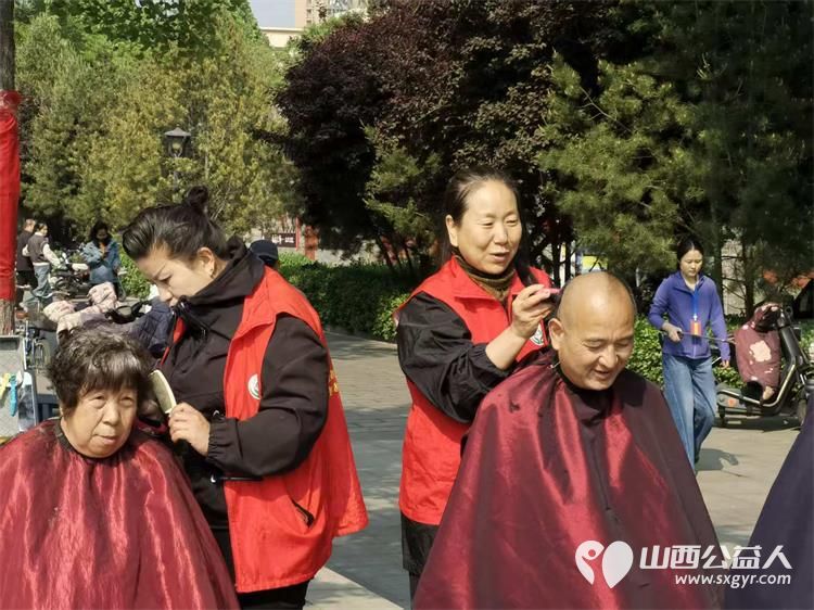 志愿服务进社区健康活动暖人心----介休市敬老协会志愿者2026年4月29日走进介休市北关街道北大街社区(后土庙广场)为所有老人爱心理发、义诊…… - 第15张 - 山西公益人 志愿服务进社区健康活动暖人心----介休市敬老协会志愿者2026年4月29日走进介休市北关街道北大街社区(后土庙广场)为所有老人爱心理发、义诊…… - 第15张