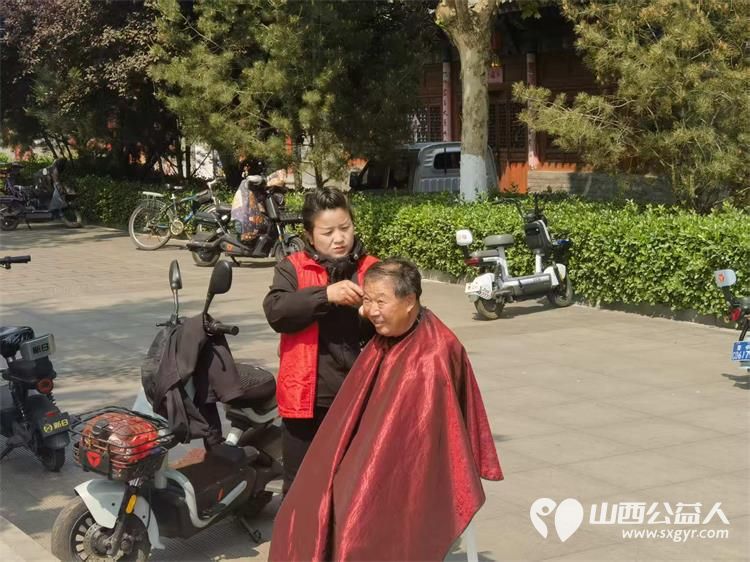 志愿服务进社区健康活动暖人心----介休市敬老协会志愿者2026年4月29日走进介休市北关街道北大街社区(后土庙广场)为所有老人爱心理发、义诊…… - 第11张 - 山西公益人 志愿服务进社区健康活动暖人心----介休市敬老协会志愿者2026年4月29日走进介休市北关街道北大街社区(后土庙广场)为所有老人爱心理发、义诊…… - 第11张