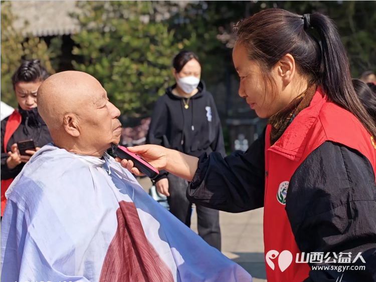 志愿服务进社区健康活动暖人心----介休市敬老协会志愿者2026年4月29日走进介休市北关街道北大街社区(后土庙广场)为所有老人爱心理发、义诊…… - 第7张 - 山西公益人 志愿服务进社区健康活动暖人心----介休市敬老协会志愿者2026年4月29日走进介休市北关街道北大街社区(后土庙广场)为所有老人爱心理发、义诊…… - 第7张