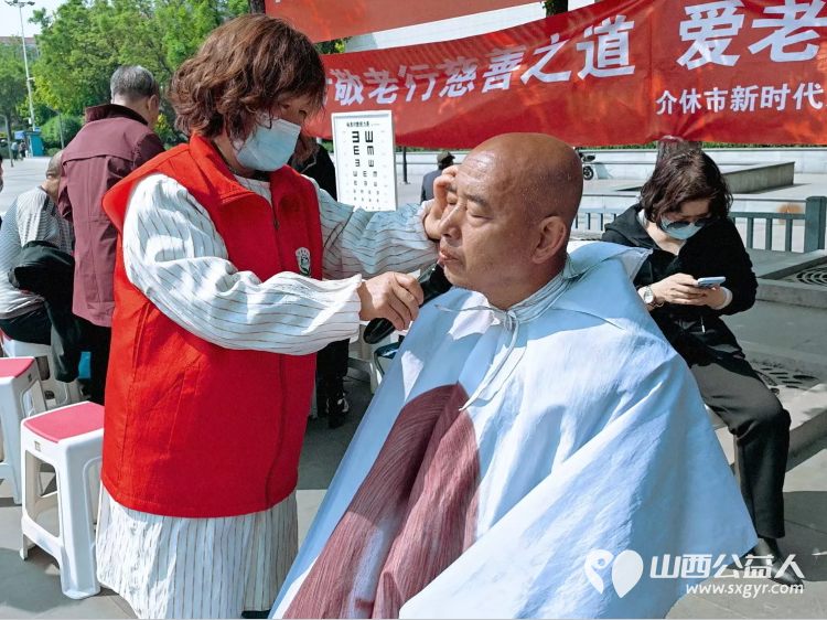 志愿服务进社区健康活动暖人心----介休市敬老协会志愿者2026年4月29日走进介休市北关街道北大街社区(后土庙广场)为所有老人爱心理发、义诊…… - 第6张 - 山西公益人 志愿服务进社区健康活动暖人心----介休市敬老协会志愿者2026年4月29日走进介休市北关街道北大街社区(后土庙广场)为所有老人爱心理发、义诊…… - 第6张