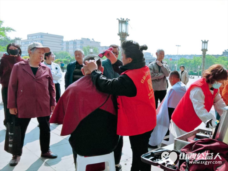 志愿服务进社区健康活动暖人心----介休市敬老协会志愿者2026年4月29日走进介休市北关街道北大街社区(后土庙广场)为所有老人爱心理发、义诊…… - 第5张 - 山西公益人 志愿服务进社区健康活动暖人心----介休市敬老协会志愿者2026年4月29日走进介休市北关街道北大街社区(后土庙广场)为所有老人爱心理发、义诊…… - 第5张