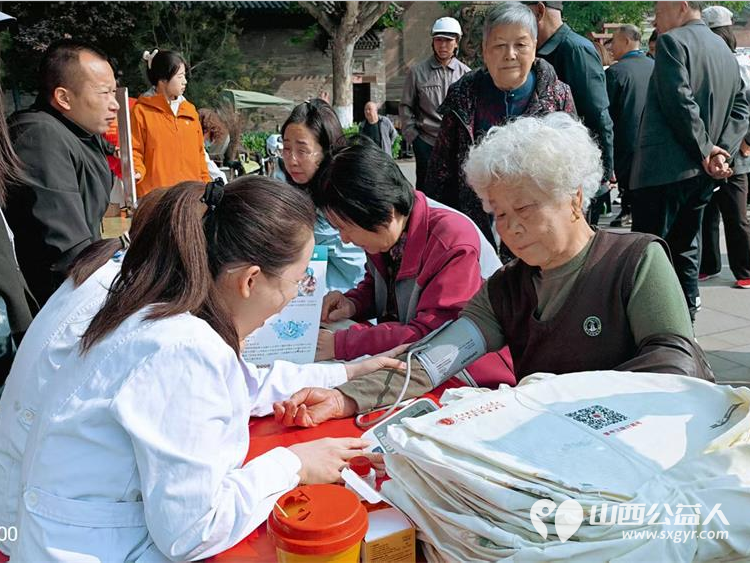 志愿服务进社区健康活动暖人心----介休市敬老协会志愿者2026年4月29日走进介休市北关街道北大街社区(后土庙广场)为所有老人爱心理发、义诊…… - 第36张 - 山西公益人 志愿服务进社区健康活动暖人心----介休市敬老协会志愿者2026年4月29日走进介休市北关街道北大街社区(后土庙广场)为所有老人爱心理发、义诊…… - 第36张