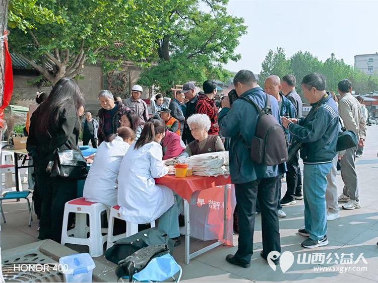 志愿服务进社区健康活动暖人心----介休市敬老协会志愿者2026年4月29日走进介休市北关街道北大街社区(后土庙广场)为所有老人爱心理发、义诊…… - 第35张 - 山西公益人 志愿服务进社区健康活动暖人心----介休市敬老协会志愿者2026年4月29日走进介休市北关街道北大街社区(后土庙广场)为所有老人爱心理发、义诊…… - 第35张