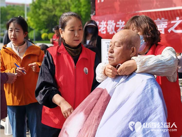 志愿服务进社区健康活动暖人心----介休市敬老协会志愿者2026年4月29日走进介休市北关街道北大街社区(后土庙广场)为所有老人爱心理发、义诊…… - 第3张 - 山西公益人 志愿服务进社区健康活动暖人心----介休市敬老协会志愿者2026年4月29日走进介休市北关街道北大街社区(后土庙广场)为所有老人爱心理发、义诊…… - 第3张