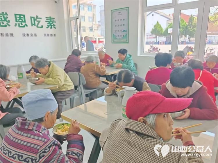 长治市潞州区最大的城中村鹿家庄村雨花敬老家园4月29日开业雨花斋提供餐食制作村委会提供场地支持并协助本地动员共同打造了一个多功能敬老空间 - 第10张