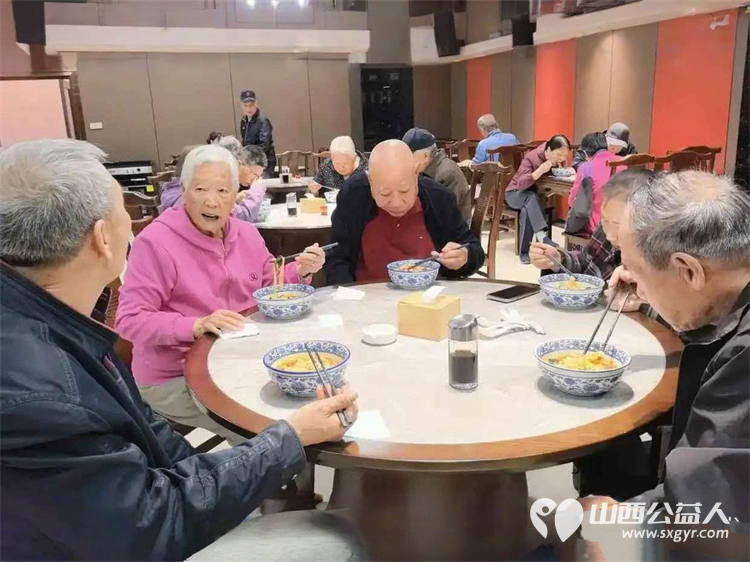 践行正确政绩观情暖朝夕守民生----太原市文华苑社区联合爱心企业山西省纺织科学研究所食堂百年煸馅饺子启动为期两个月的公益敬老免费就餐活动 - 第2张