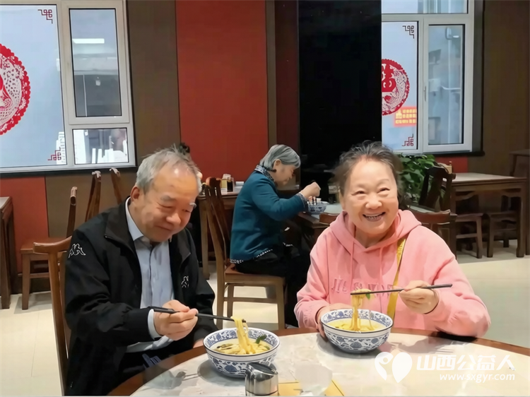 践行正确政绩观情暖朝夕守民生----太原市文华苑社区联合爱心企业山西省纺织科学研究所食堂百年煸馅饺子启动为期两个月的公益敬老免费就餐活动 - 第3张