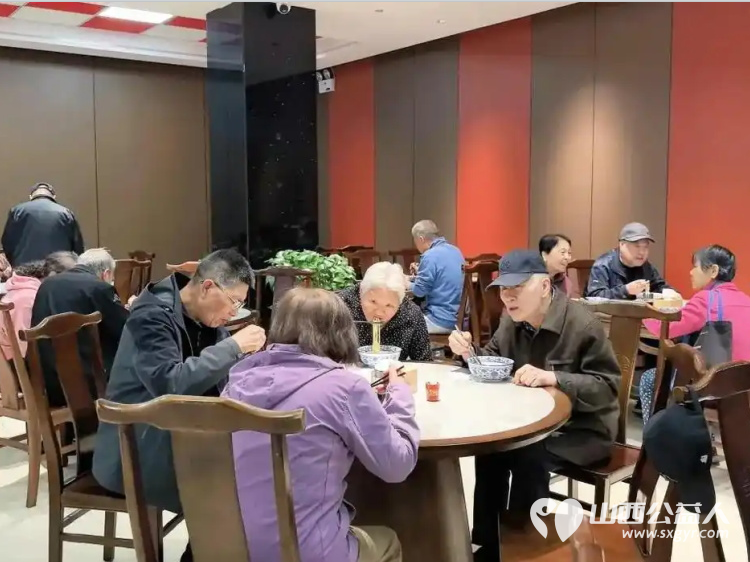 践行正确政绩观情暖朝夕守民生----太原市文华苑社区联合爱心企业山西省纺织科学研究所食堂百年煸馅饺子启动为期两个月的公益敬老免费就餐活动 - 第4张