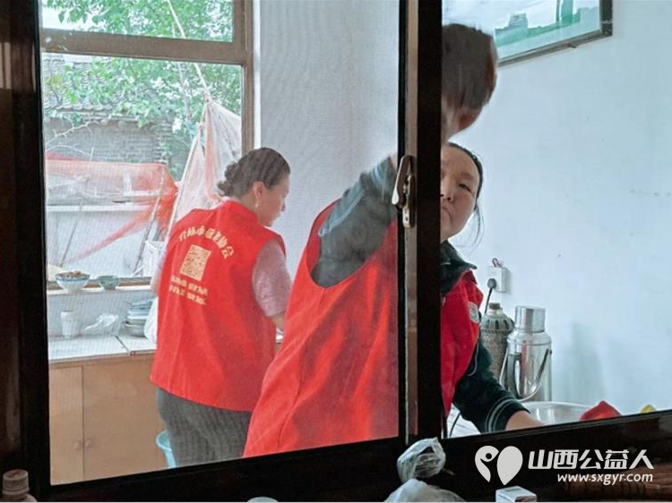介休市敬老协会组织志愿者走进洪山镇南两水村入户81岁特困李元海老人家中为老人打扫室内外卫生做饭包饺子为老人送去夏季门帘一条 - 第2张 - 山西公益人 介休市敬老协会组织志愿者走进洪山镇南两水村入户81岁特困李元海老人家中为老人打扫室内外卫生做饭包饺子为老人送去夏季门帘一条 - 第2张