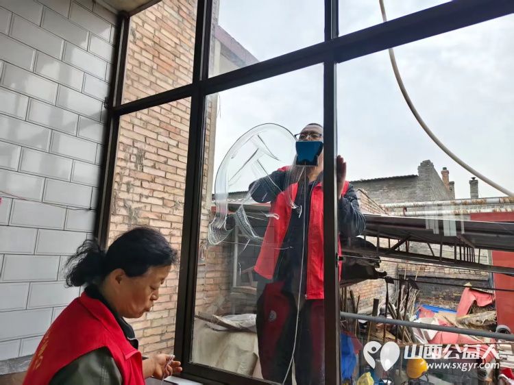 介休市敬老协会志愿者走进洪山镇三佳村入户80岁特困王东来老人家中为老人打扫室内外卫生做饭包饺子 - 第3张 - 山西公益人 介休市敬老协会志愿者走进洪山镇三佳村入户80岁特困王东来老人家中为老人打扫室内外卫生做饭包饺子 - 第3张