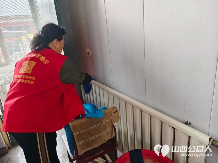 介休市敬老协会志愿者走进洪山镇三佳村入户80岁特困王东来老人家中为老人打扫室内外卫生做饭包饺子 - 第10张 - 山西公益人 介休市敬老协会志愿者走进洪山镇三佳村入户80岁特困王东来老人家中为老人打扫室内外卫生做饭包饺子 - 第10张