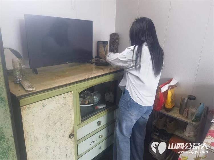 介休市敬老协会志愿者走进洪山镇三佳村入户80岁特困王东来老人家中为老人打扫室内外卫生做饭包饺子 - 第9张 - 山西公益人 介休市敬老协会志愿者走进洪山镇三佳村入户80岁特困王东来老人家中为老人打扫室内外卫生做饭包饺子 - 第9张