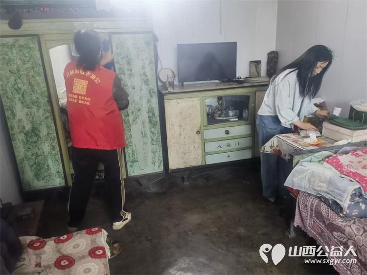 介休市敬老协会志愿者走进洪山镇三佳村入户80岁特困王东来老人家中为老人打扫室内外卫生做饭包饺子 - 第7张 - 山西公益人 介休市敬老协会志愿者走进洪山镇三佳村入户80岁特困王东来老人家中为老人打扫室内外卫生做饭包饺子 - 第7张