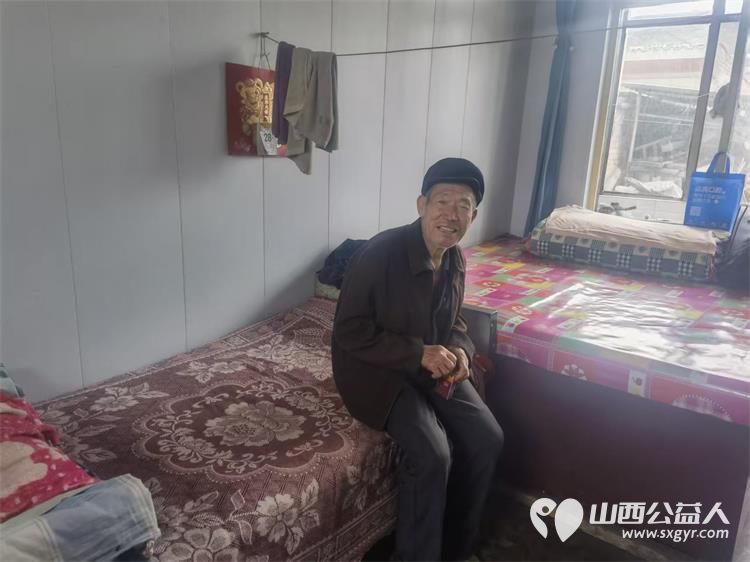 介休市敬老协会志愿者走进洪山镇三佳村入户80岁特困王东来老人家中为老人打扫室内外卫生做饭包饺子 - 第2张 - 山西公益人 介休市敬老协会志愿者走进洪山镇三佳村入户80岁特困王东来老人家中为老人打扫室内外卫生做饭包饺子 - 第2张
