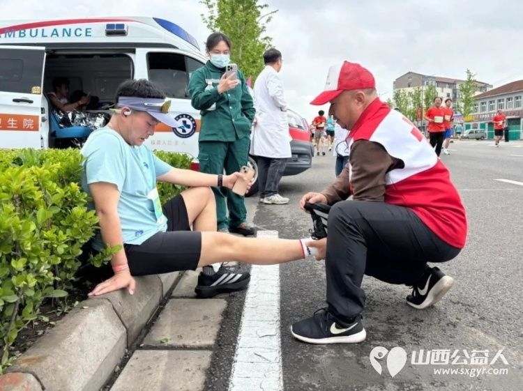 高平市红十字会120余名志愿者在赛道沿线各点位值守第一时间现场处置圆满完成2026年高平马拉松赛事应急救护保障任务 - 第3张