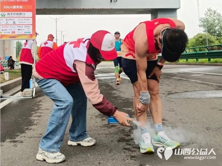 高平市红十字会120余名志愿者在赛道沿线各点位值守第一时间现场处置圆满完成2026年高平马拉松赛事应急救护保障任务 - 第4张