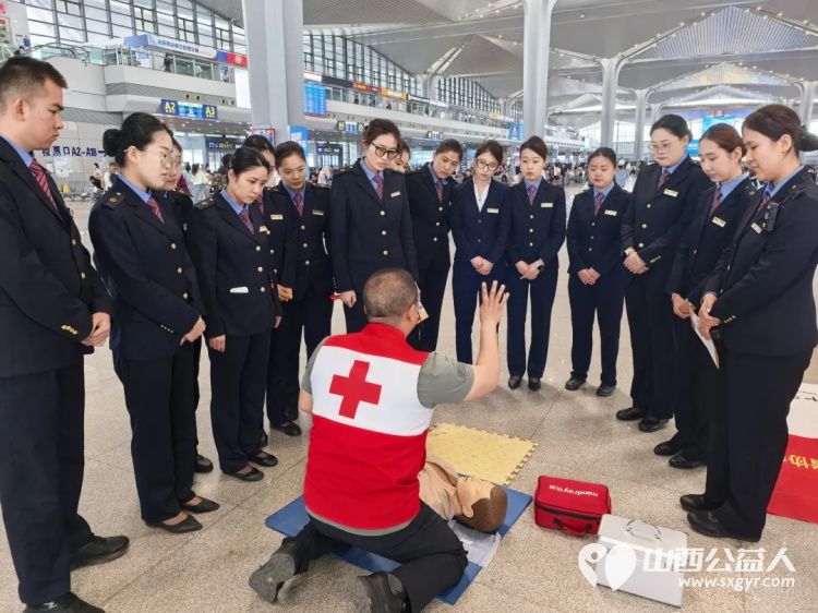 我们在太原南站摆了一个急救地摊----小店区红十字会、小店青年志愿者协会把应急救护搬进了太原南站开展了一场集急救技能实操三献知识宣传志愿服务活动 - 第5张