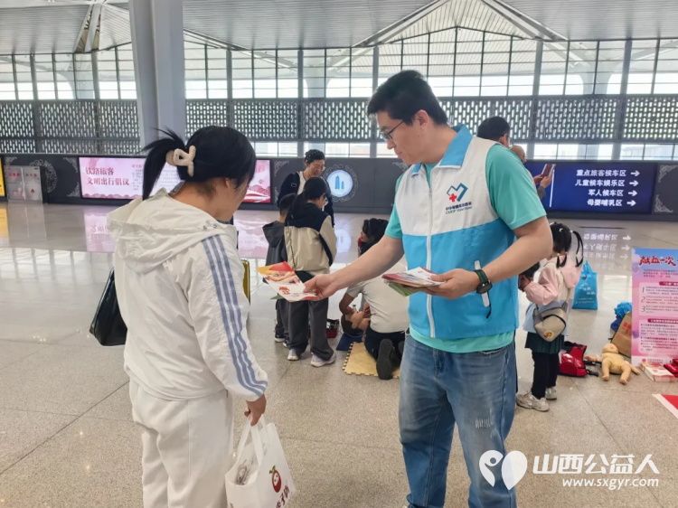 我们在太原南站摆了一个急救地摊----小店区红十字会、小店青年志愿者协会把应急救护搬进了太原南站开展了一场集急救技能实操三献知识宣传志愿服务活动 - 第9张