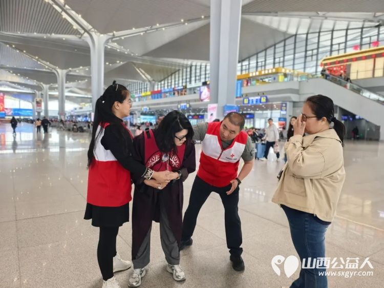 我们在太原南站摆了一个急救地摊----小店区红十字会、小店青年志愿者协会把应急救护搬进了太原南站开展了一场集急救技能实操三献知识宣传志愿服务活动 - 第14张