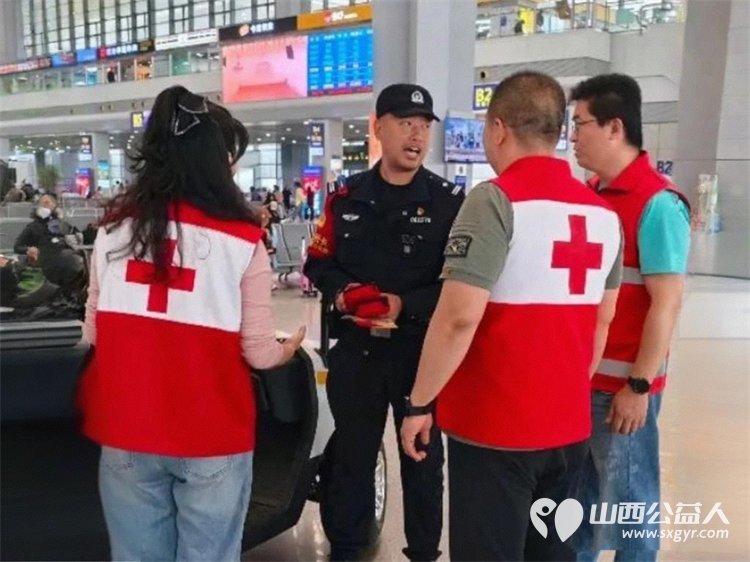 我们在太原南站摆了一个急救地摊----小店区红十字会、小店青年志愿者协会把应急救护搬进了太原南站开展了一场集急救技能实操三献知识宣传志愿服务活动 - 第7张